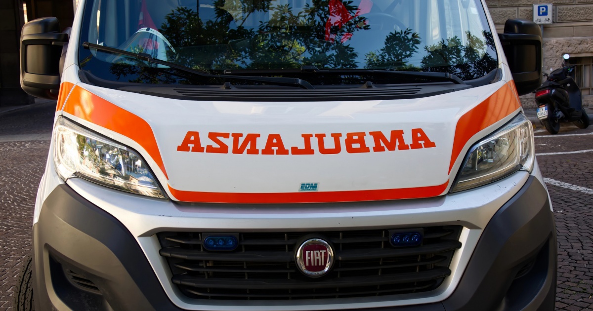 Donna si getta dalla finestra con 3 figli