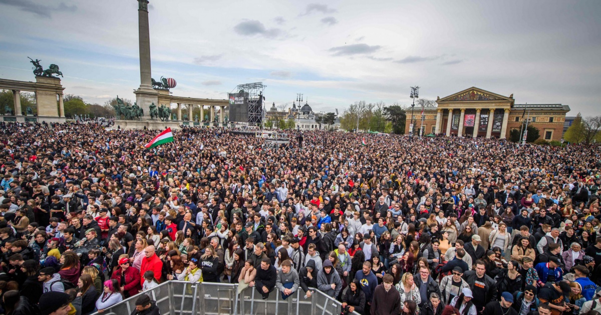 La carica della Gen Z, «tocca a noi, smantelliamo il regime»