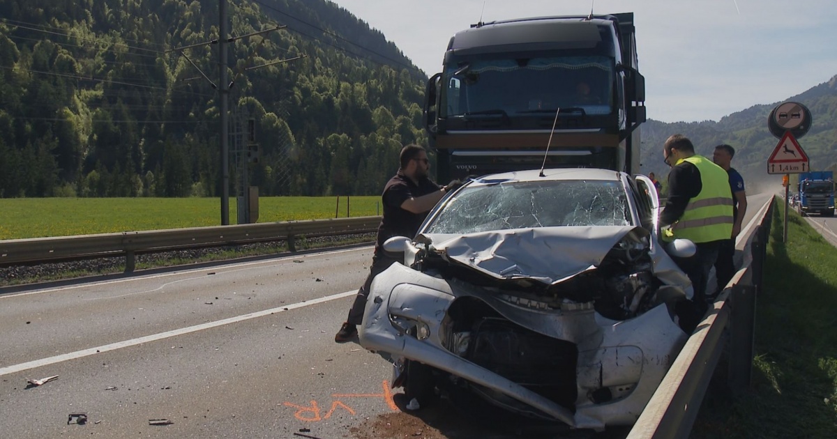 Maxi incidente tra due auto e un camion: un 65enne ha perso la vita