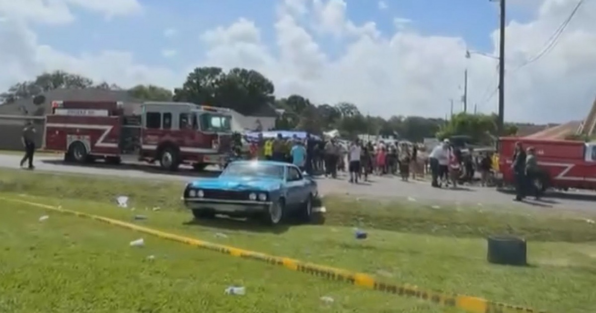 Auto sulla folla: almeno 13 feriti