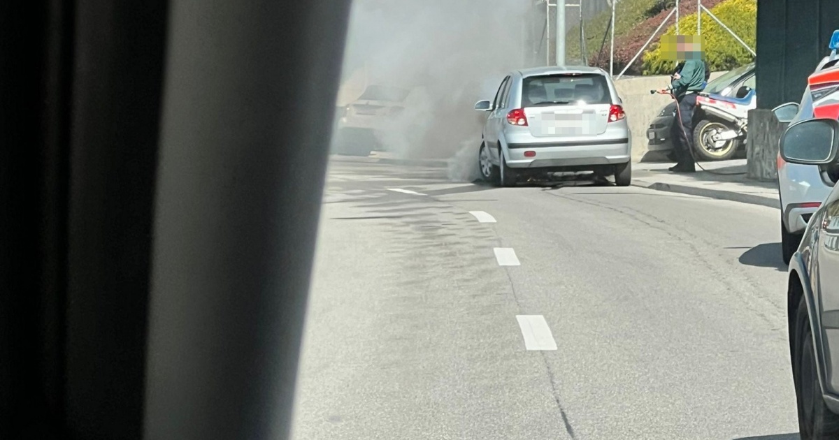 Auto prende fuoco, conducente illeso