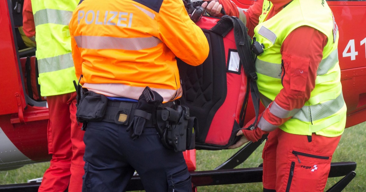 Bambina cade da una tettoia mentre gioca: è grave