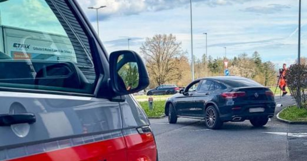 Bambino inciampa per strada e viene investito: è grave