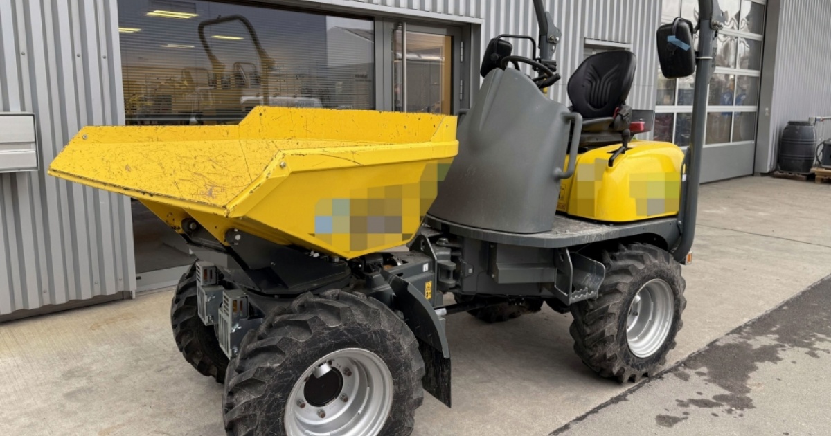 Bimbo di 10 anni e tre adolescenti rubano dumper gommato