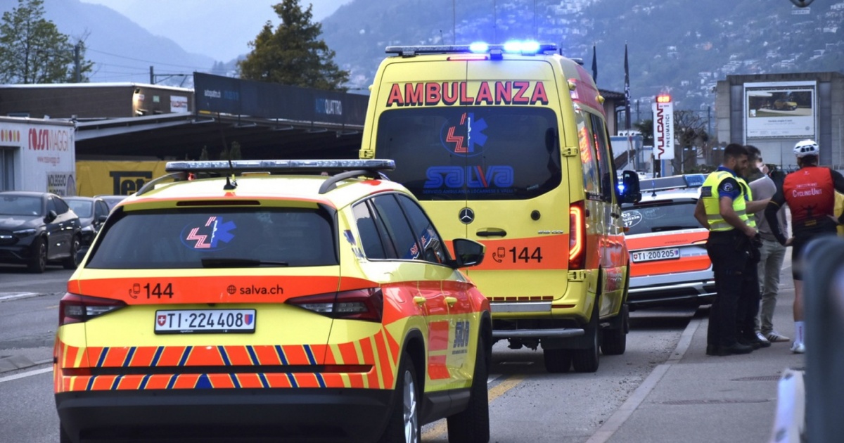 Ciclista perde l'equilibrio, cade a terra e si ferisce