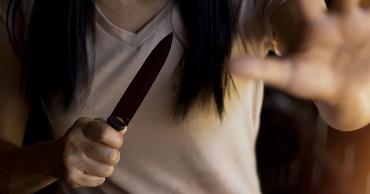 Crisi psichica in casa, una mamma accoltella il figlio neonato