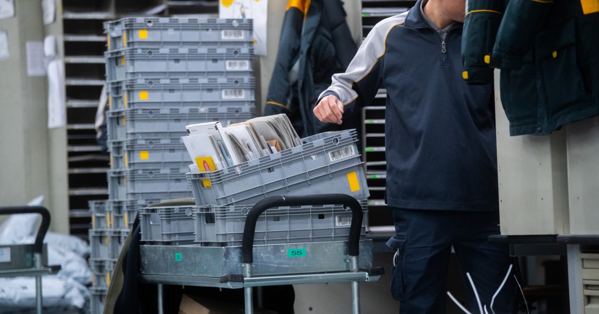 Dalle mani sporche al Rolex: come è stato smascherato un postino