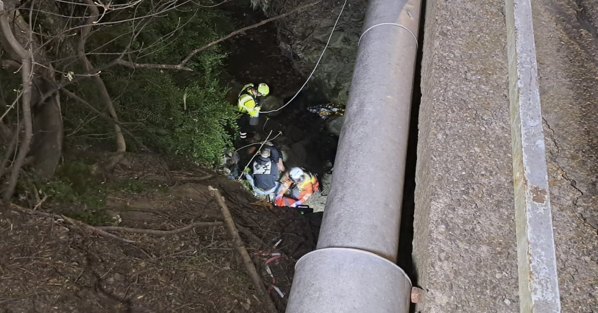 Cade in un dirupo ai margini di una festa, ferito un giovane