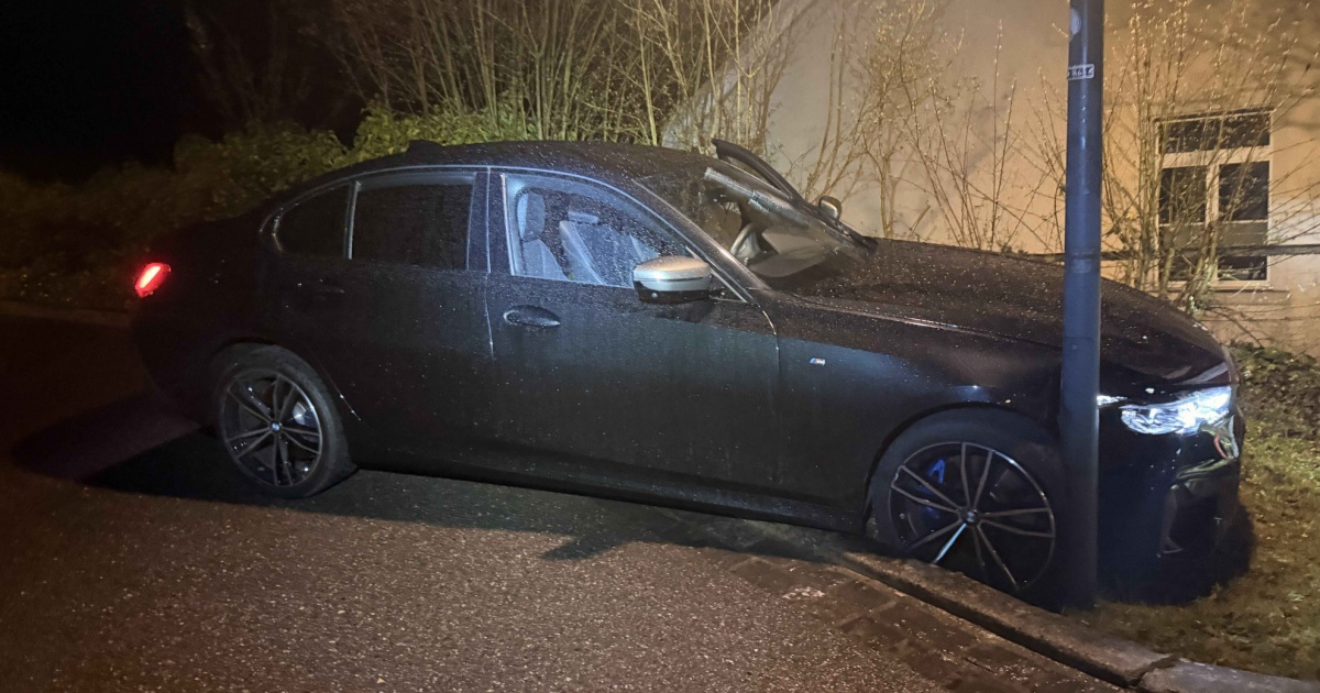 Vanno a sbattere con la BMW rubata: arrestati due ladri francesi