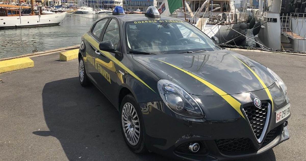 Spostano (e non dichiarano) oltre un milione di euro in Svizzera: due persone nei guai