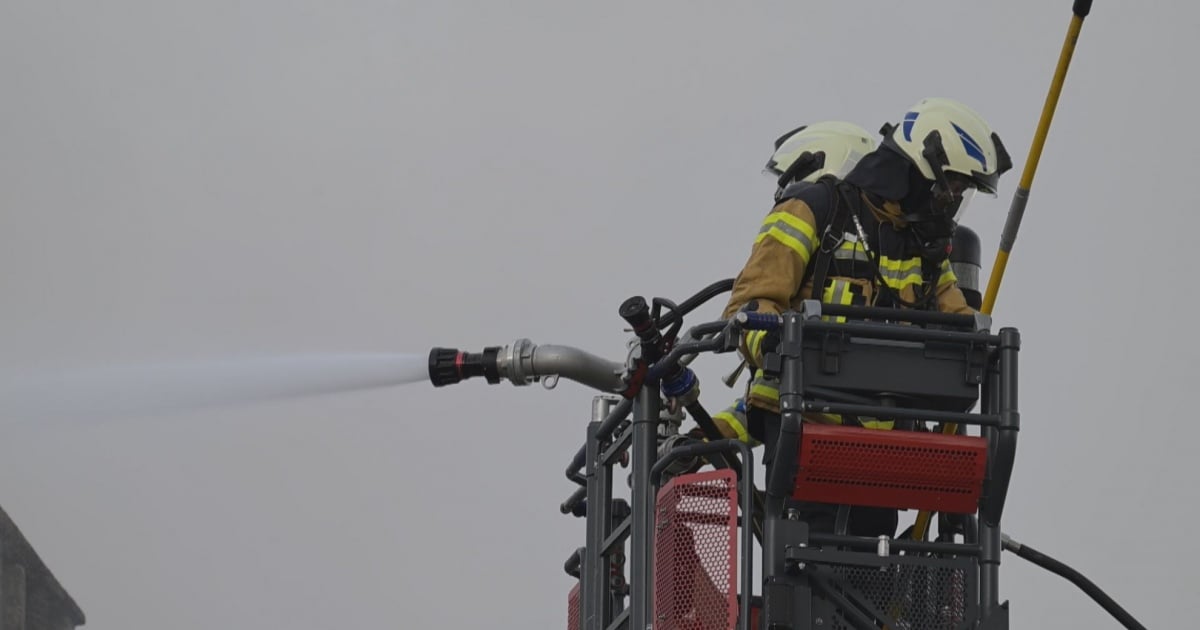 L'ex edificio Von Roll avvolto dalle fiamme: evacuate diverse persone