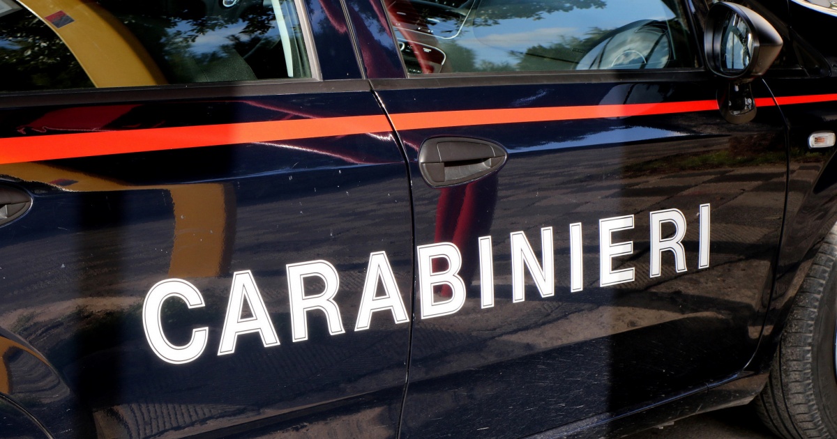 Getta la moglie dal balcone e poi si butta