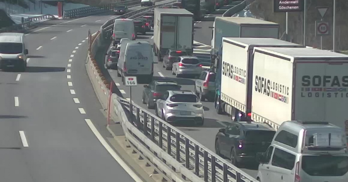 Giovedì Santo di dolori al tunnel del Gottardo: 15 km di coda già prima di mezzogiorno