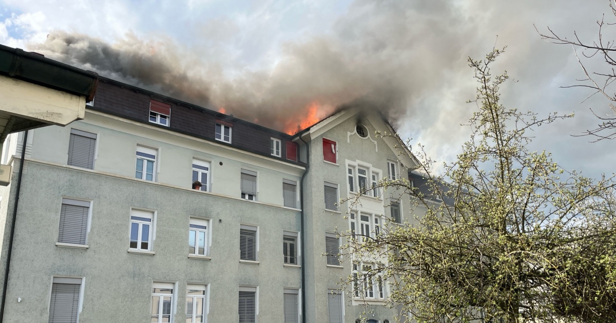 In fumo il tetto di un edificio storico