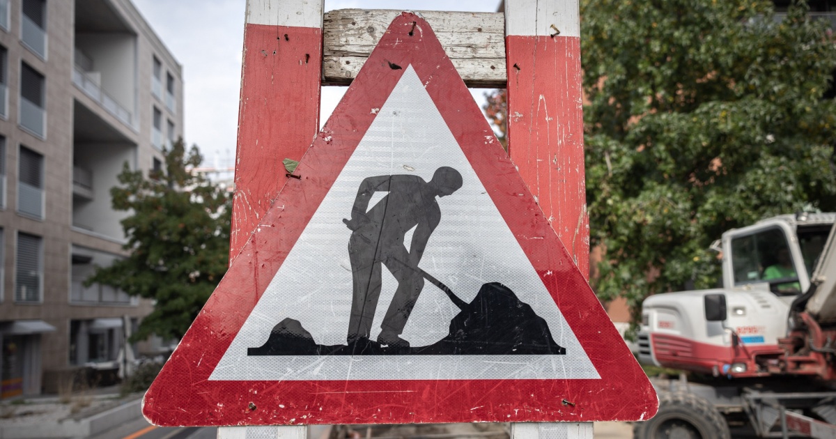 Lavori stradali notturni in via Maraini
