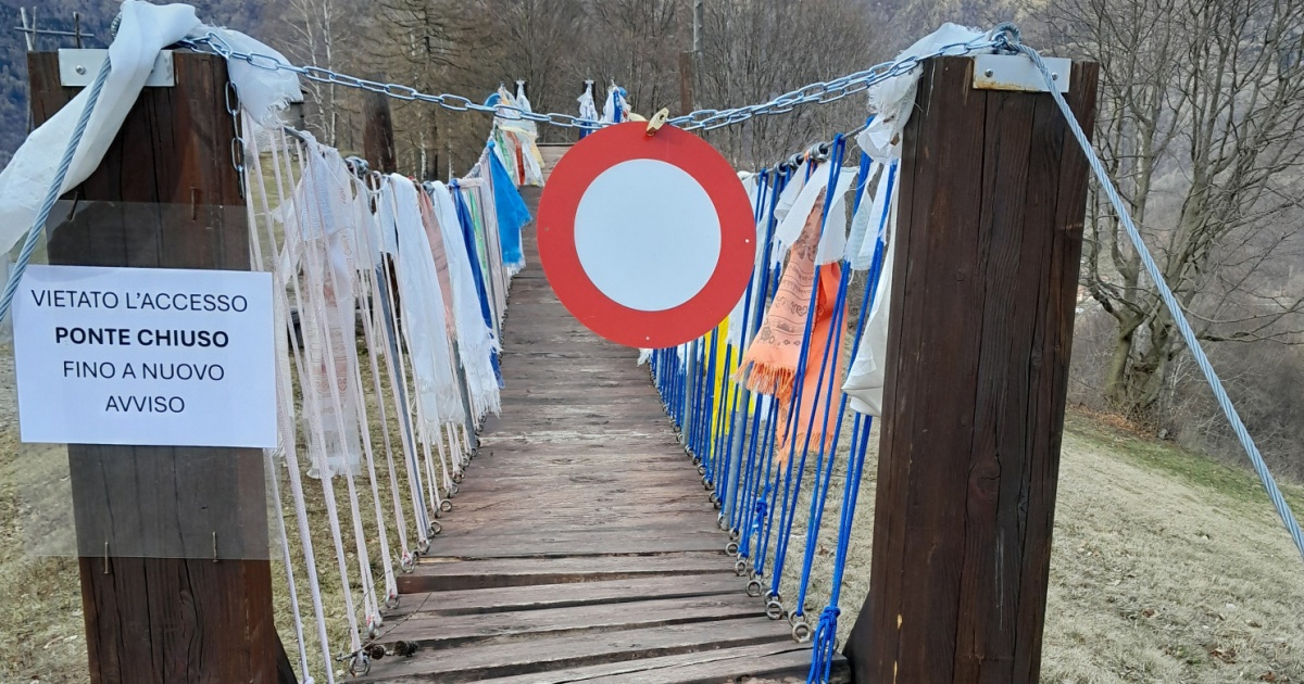 Mini ponte tibetano sbarrato nell'area escursioni: «Rischio infortuni»