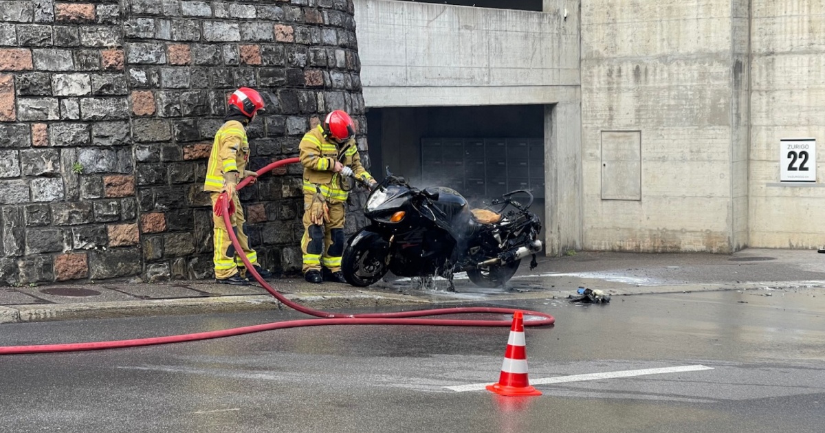 Moto in fiamme, intervengono i pompieri