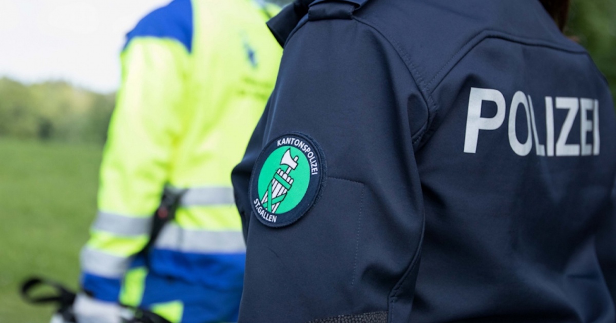 Motociclista su sidecar si ribalta e muore