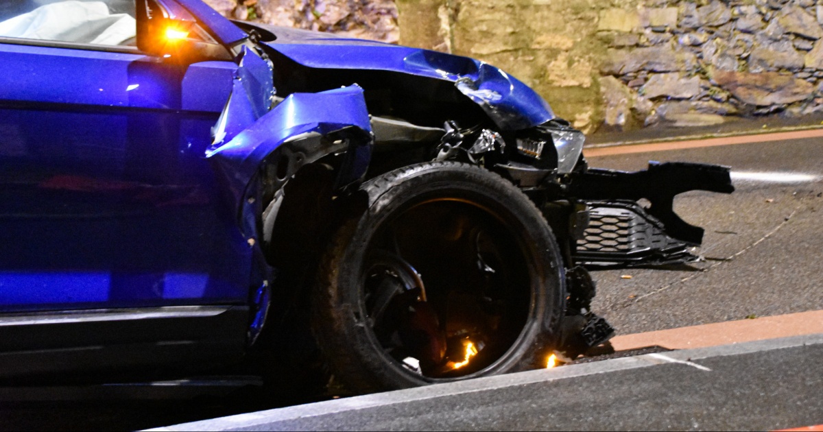 Perde il controllo dell'auto e finisce contro un muro