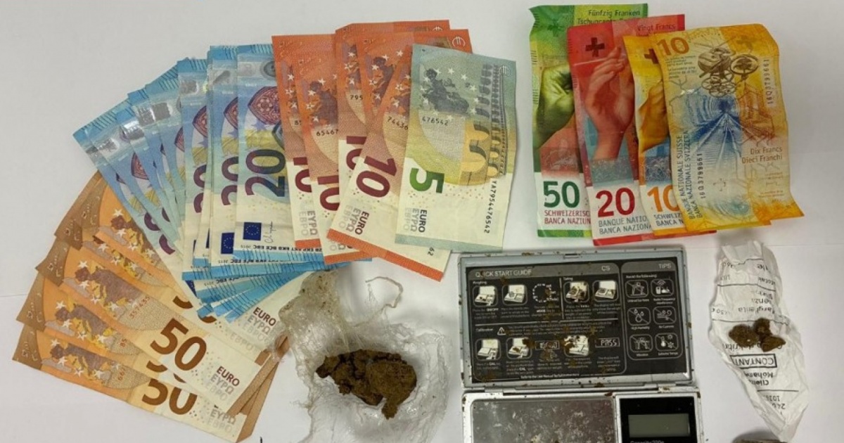 Pusher ai domiciliari con i franchi in tasca