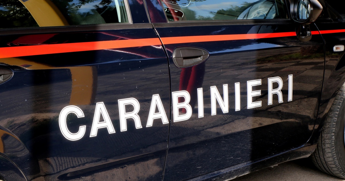 Ragazza 22enne trovata morta in un campo: perquisita la casa di un amico