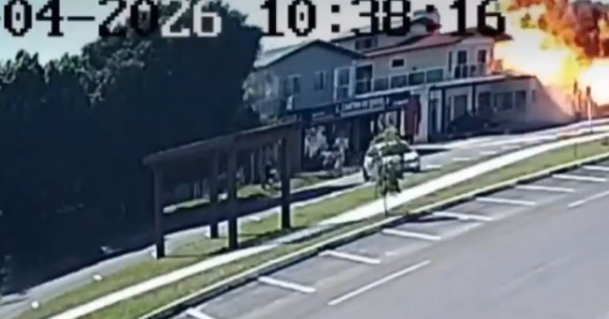 Piccolo aereo si schianta su un ristorante, tre morti