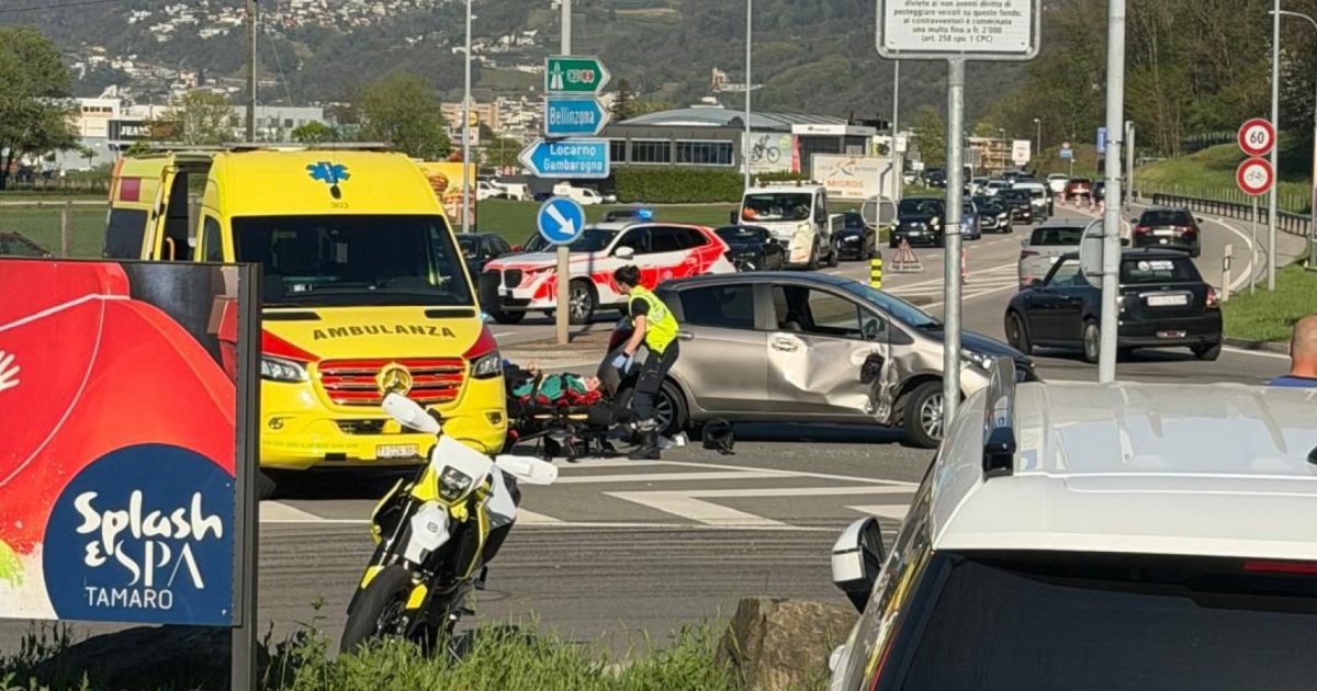 Scontro auto-moto all'incrocio, un ferito