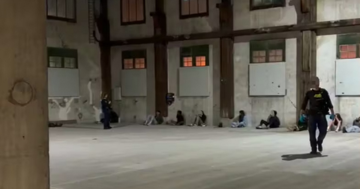 Seduti a terra e contro il muro: «Anche con i minorenni le manette possono essere giustificate»