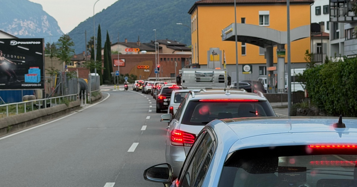 Semaforo in funzione: «Un'ora e venti per andare da Paradiso a Melide»