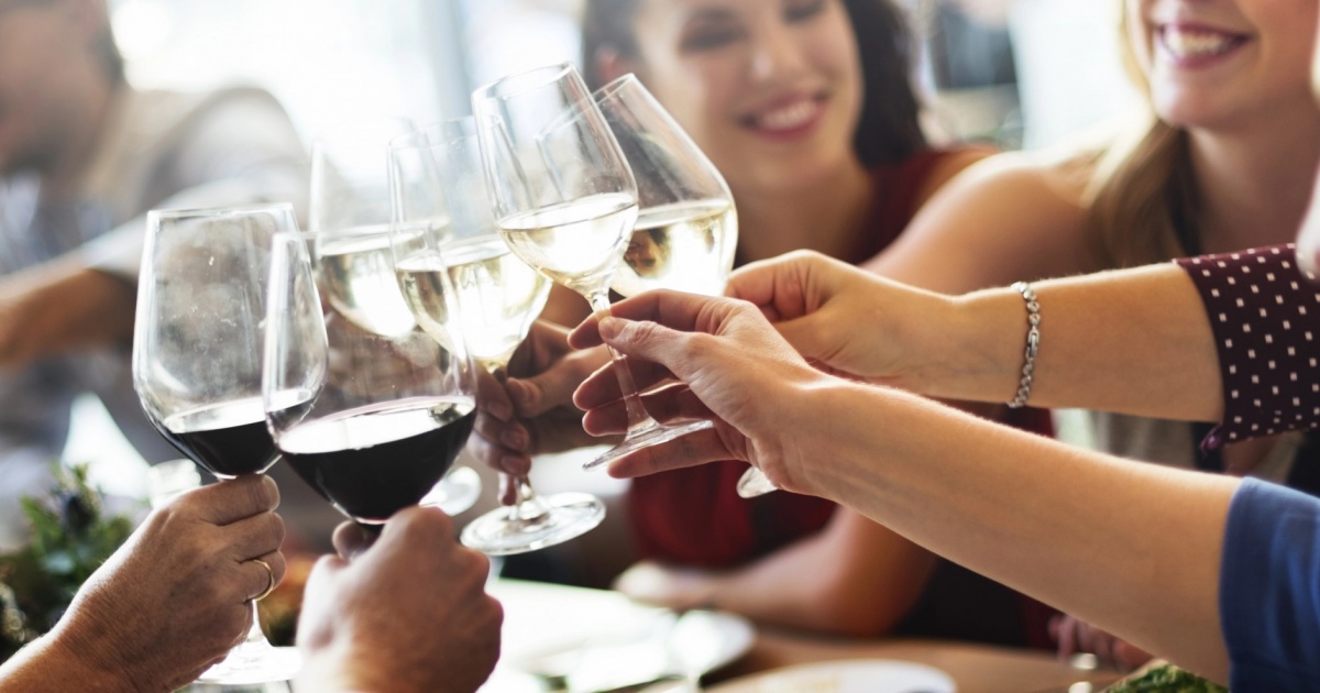 Si beve sempre meno vino, ma più locale