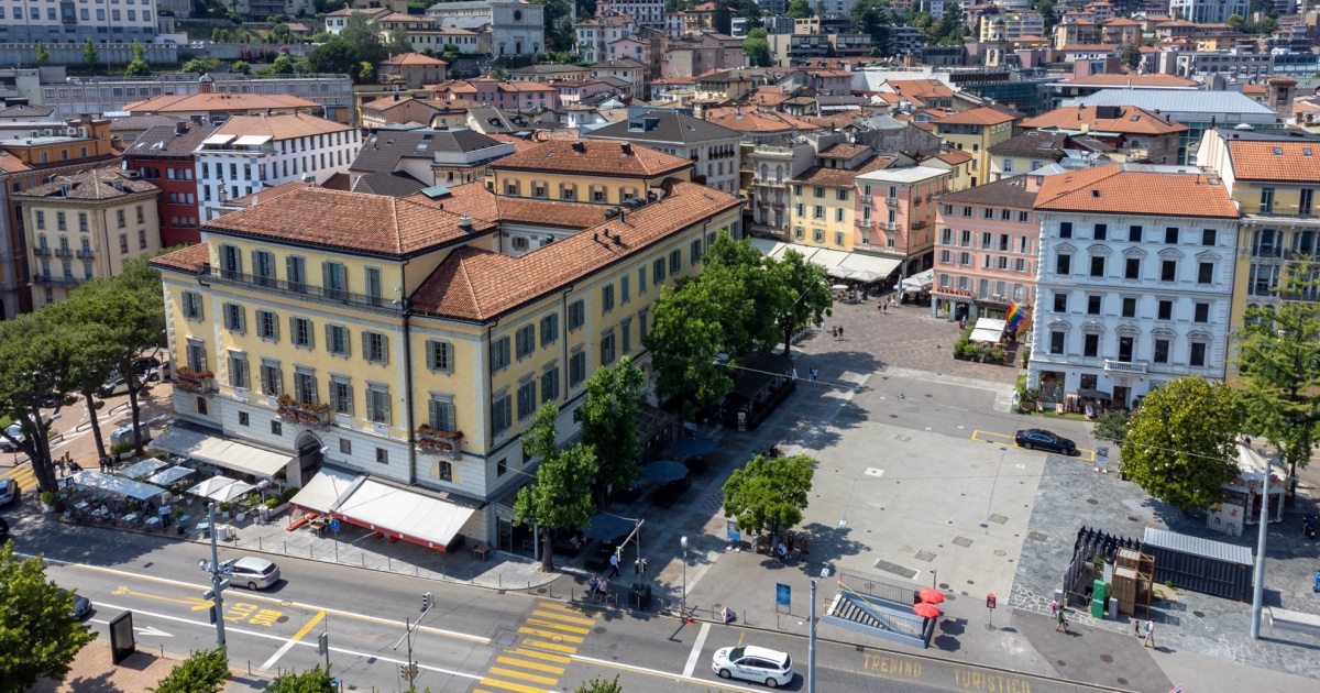 Strisce pedonali tra piazza Manzoni e il debarcadero: «Regna il caos»