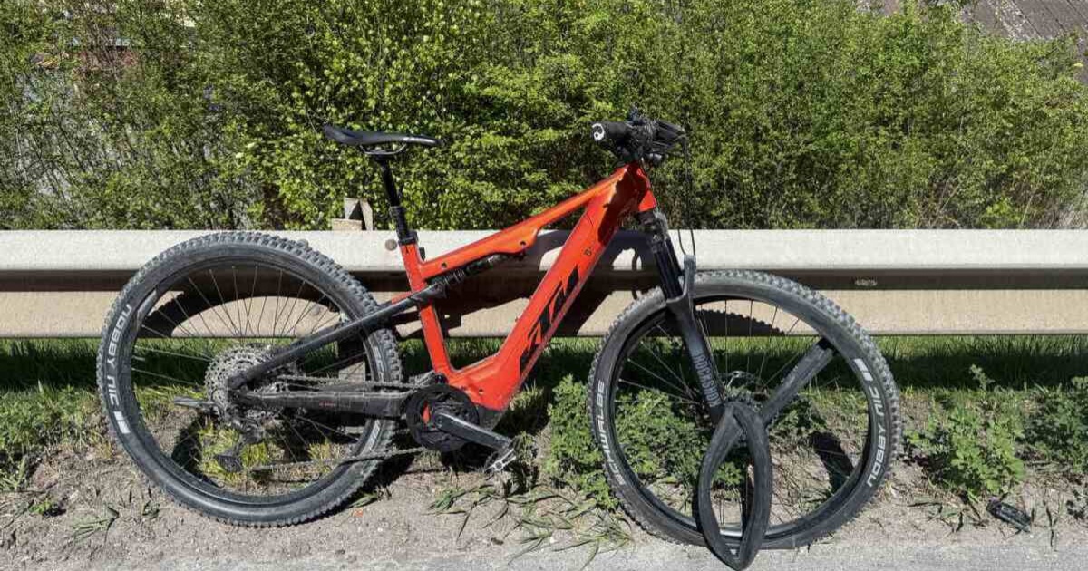 Cade e batte la testa contro il guardrail