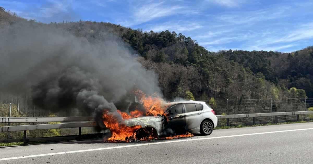 Un veicolo prende fuoco: traffico in tilt sulla A2