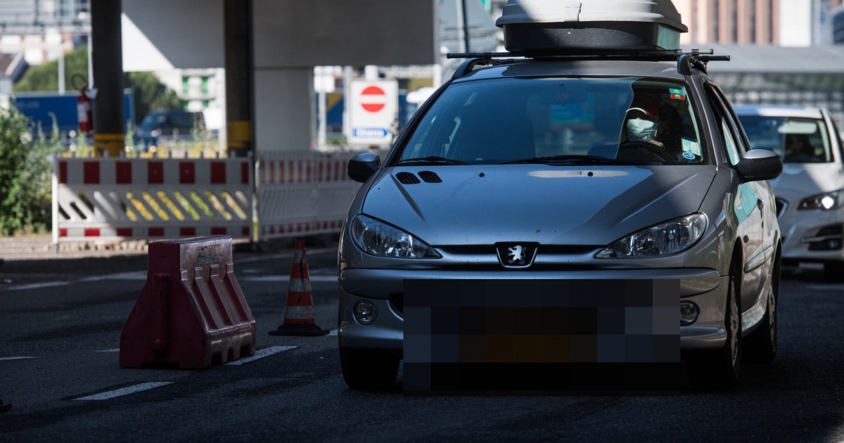 Varcano il confine carichi di eroina e cocaina su un’auto a noleggio