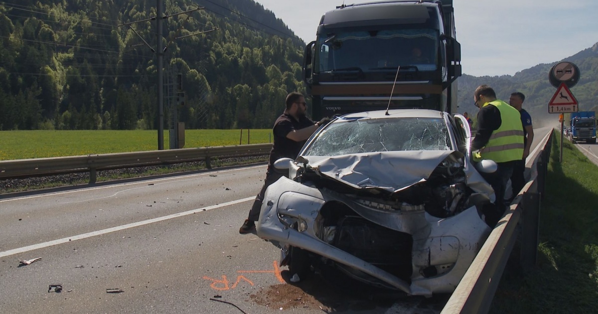 Violento schianto tra due auto e un camion