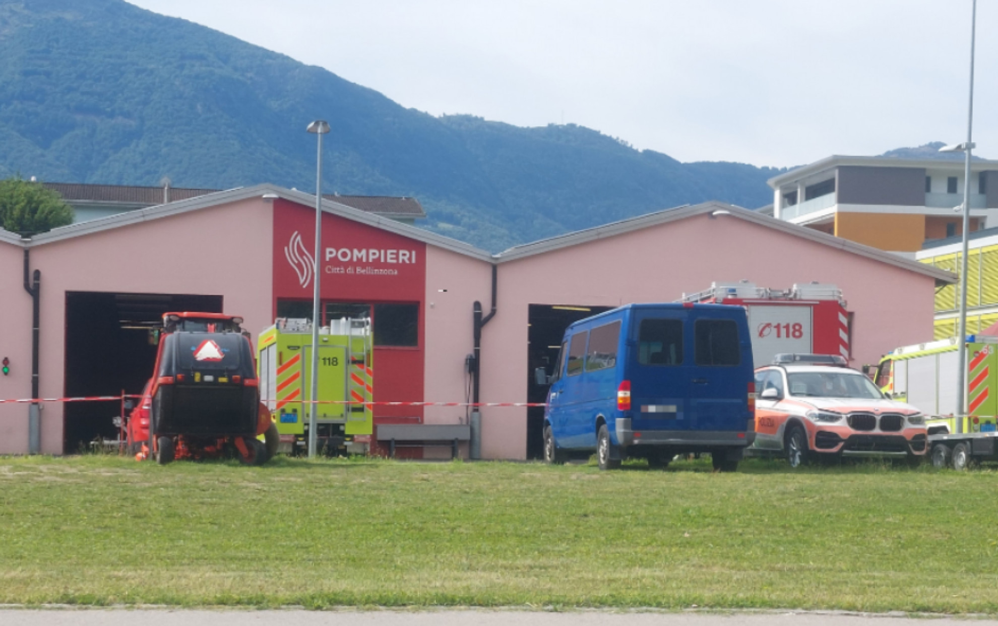 Sale la tensione attorno alla caserma dei pompieri