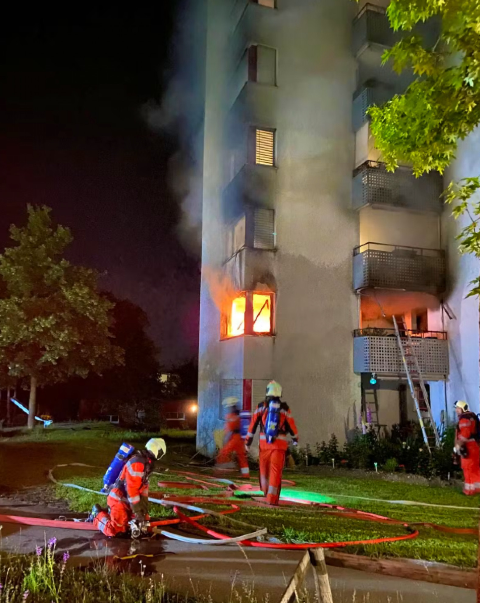 Incendio in un edificio: due feriti