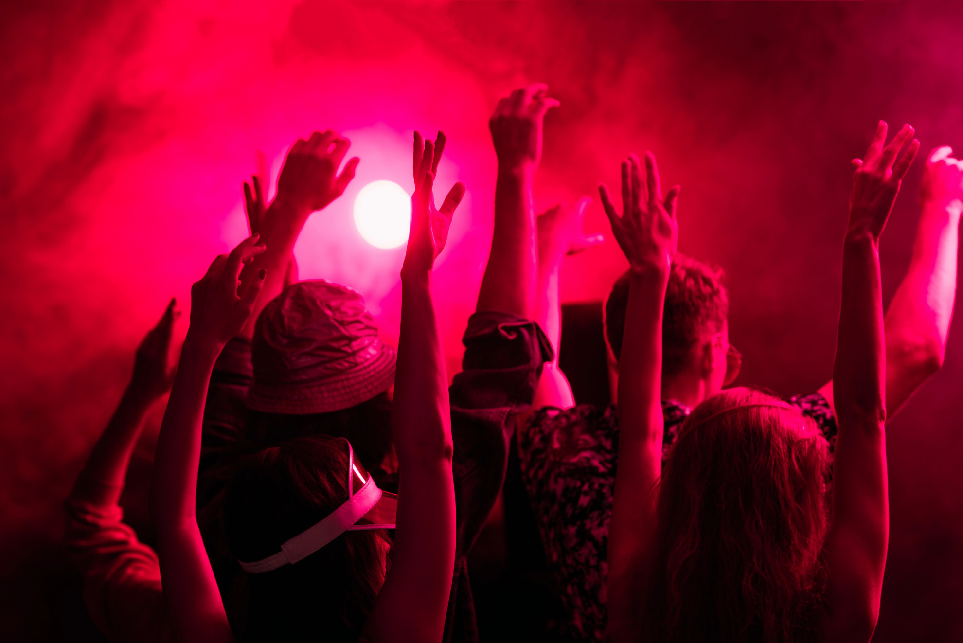 Rave illegale nel bosco: blitz della Polizia e sgombero di oltre 100 persone