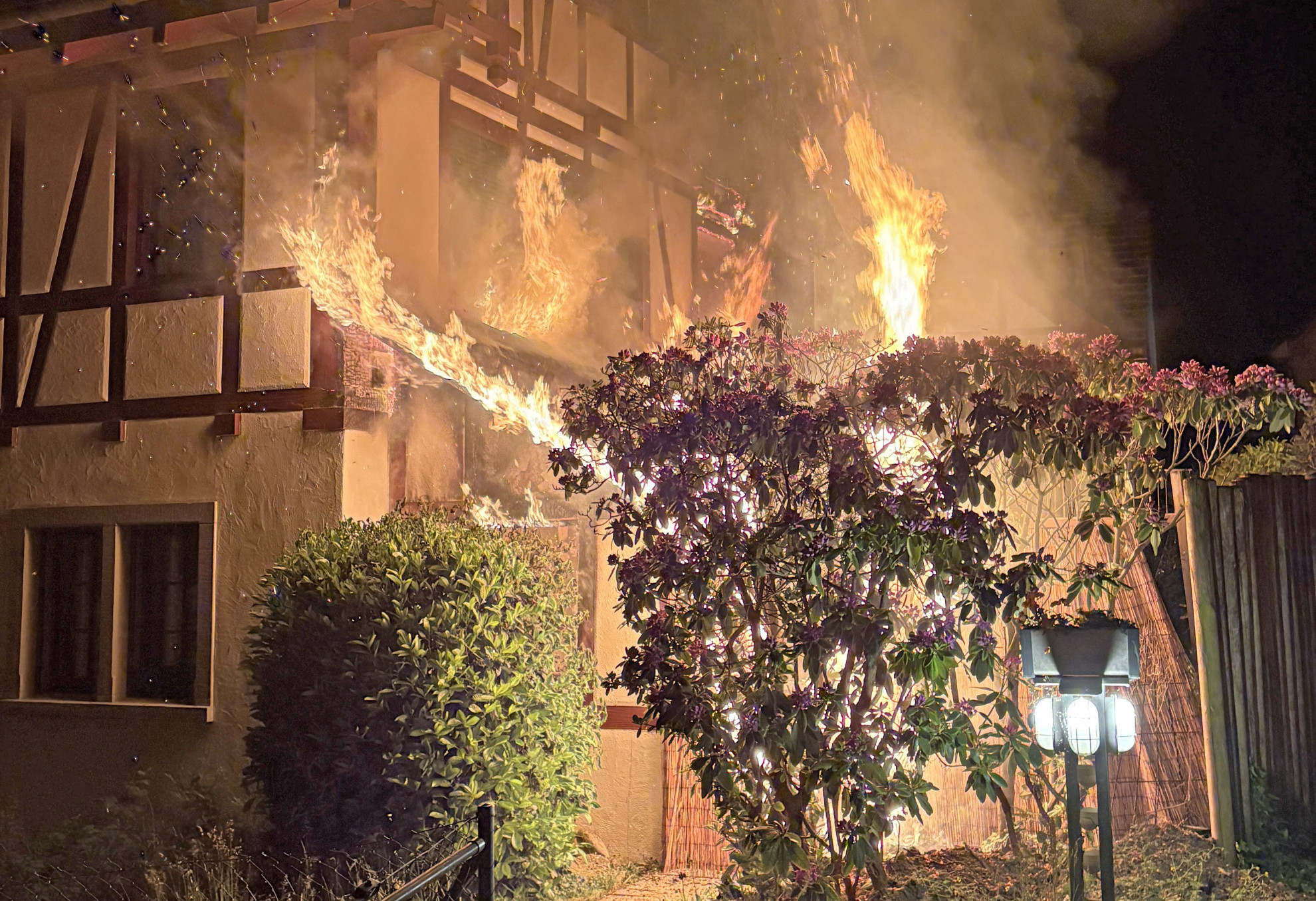 A fuoco un edificio: ferito un pompiere