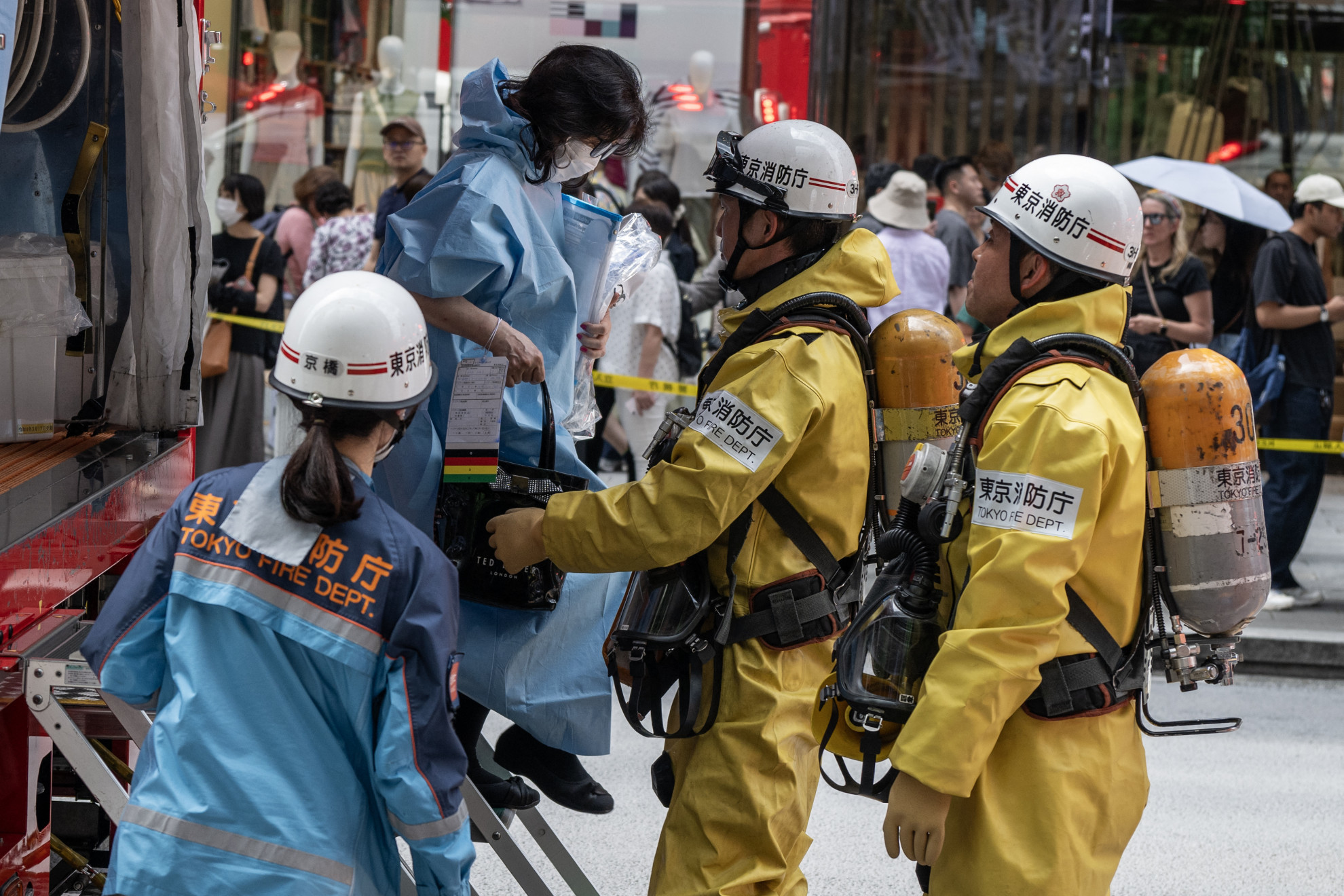Spruzza sostanza in un centro commerciale, 20 intossicati