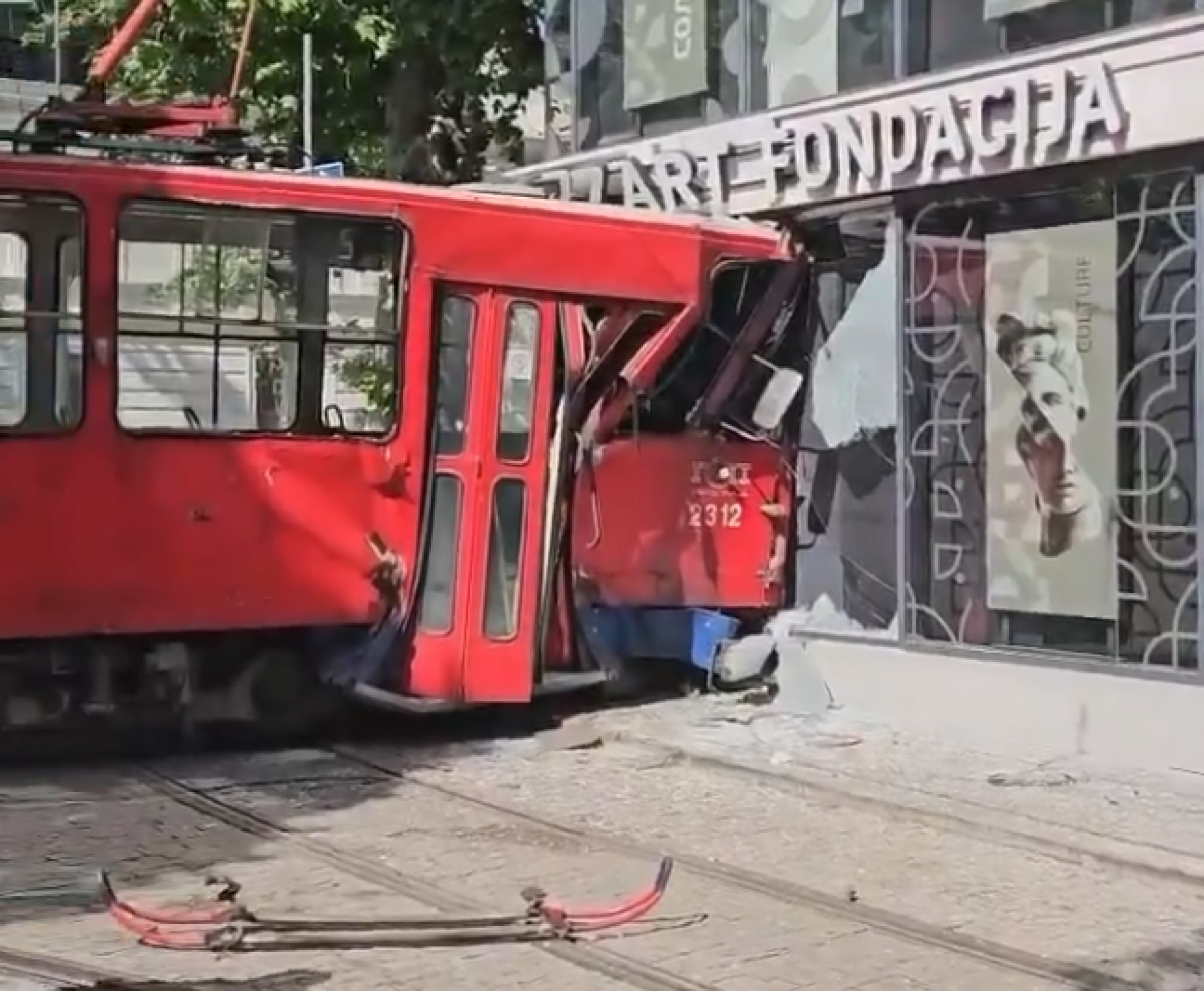 Tram deraglia in centro a Belgrado, 11 feriti fra cui 2 bambini
