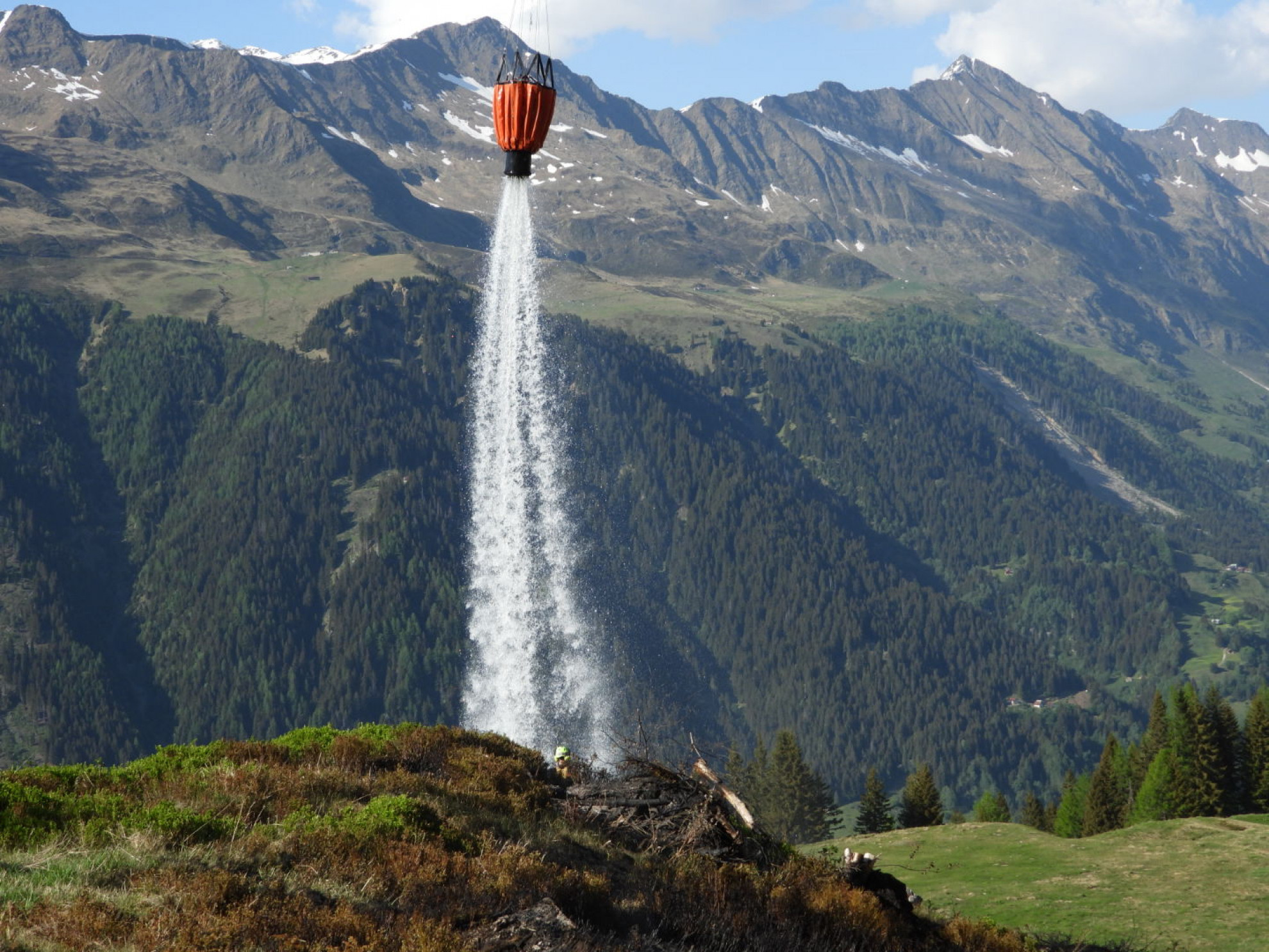 Incendio di vegetazione e bosco ad Airolo e in Valle Bedretto