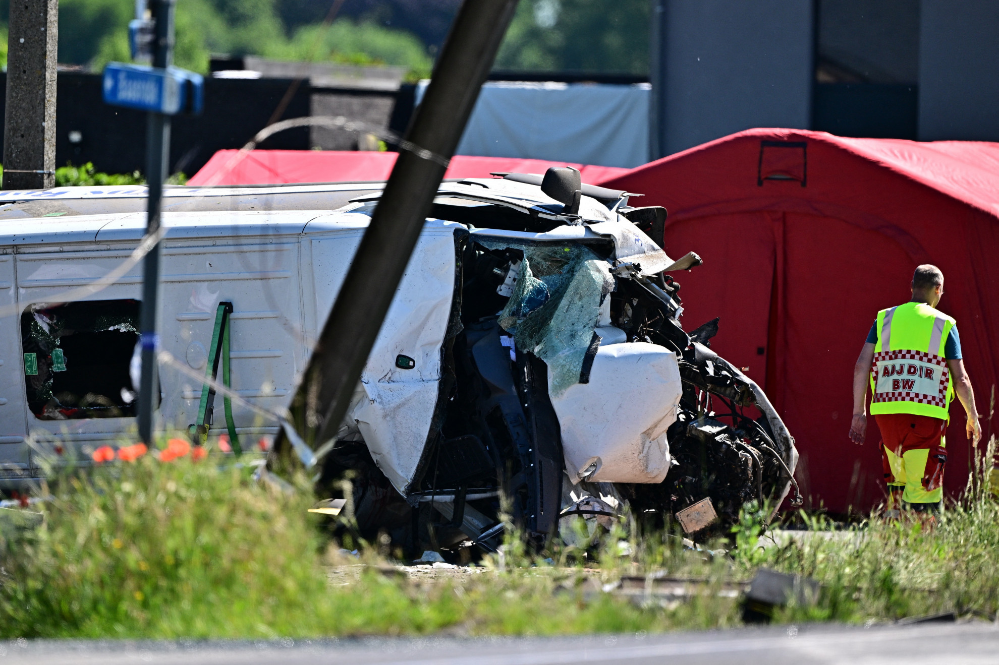 Scontro tra scuolabus e treno: i morti sono quattro