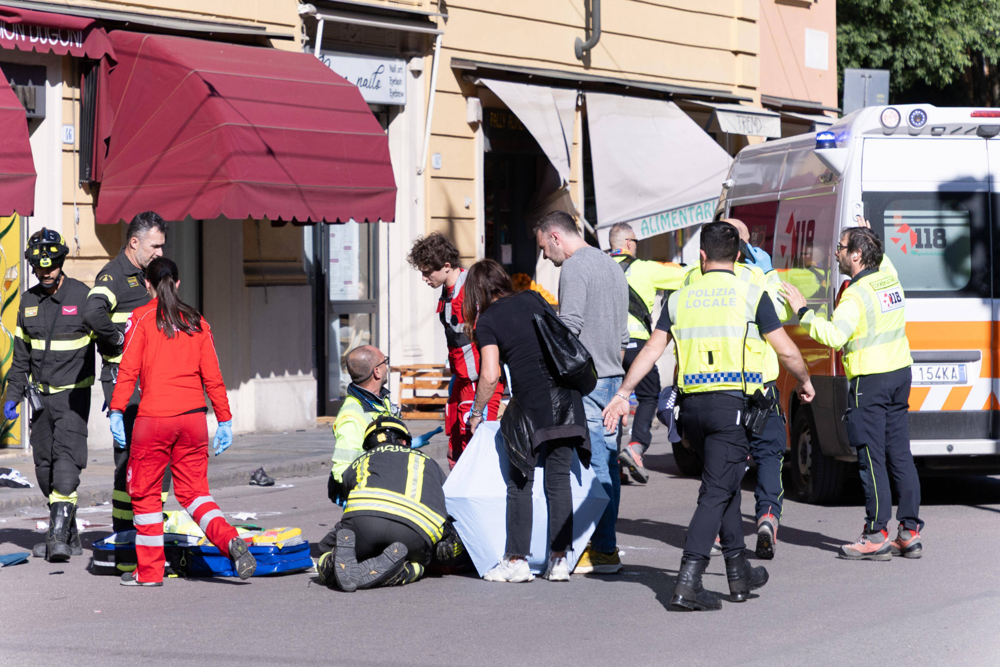 Auto sui pedoni a Modena: fuori pericolo uno dei feriti più gravi