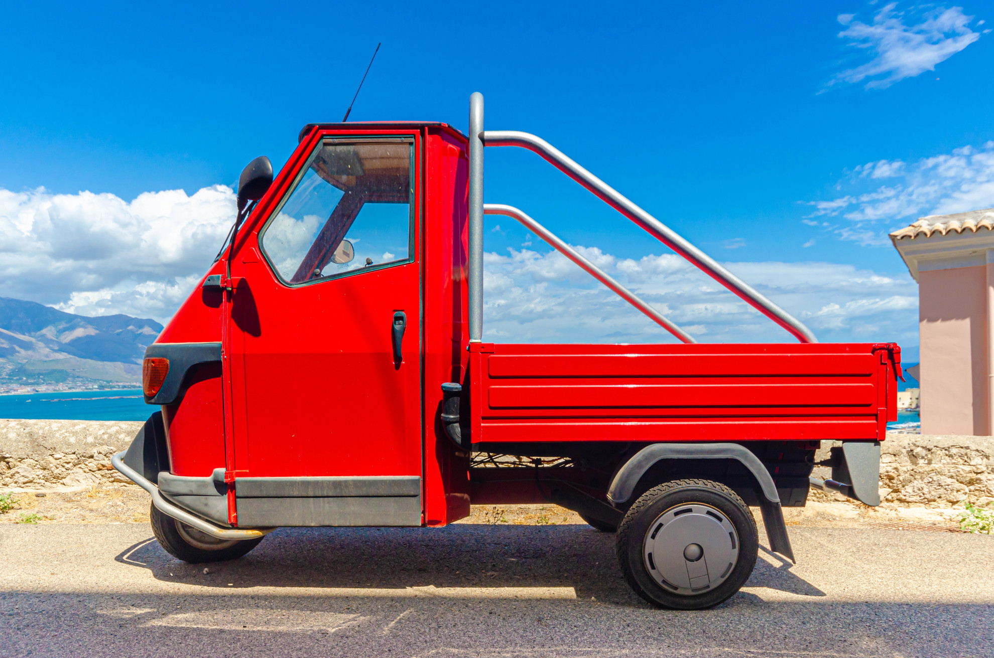 In autostrada con l'Ape: multato uno svizzero