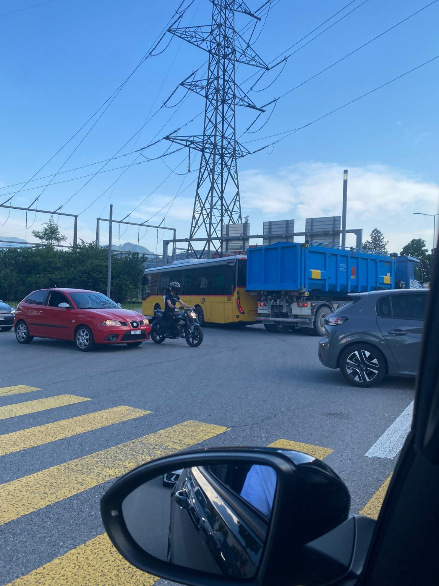 Camion tampona l'autopostale all’incrocio, disagi al traffico