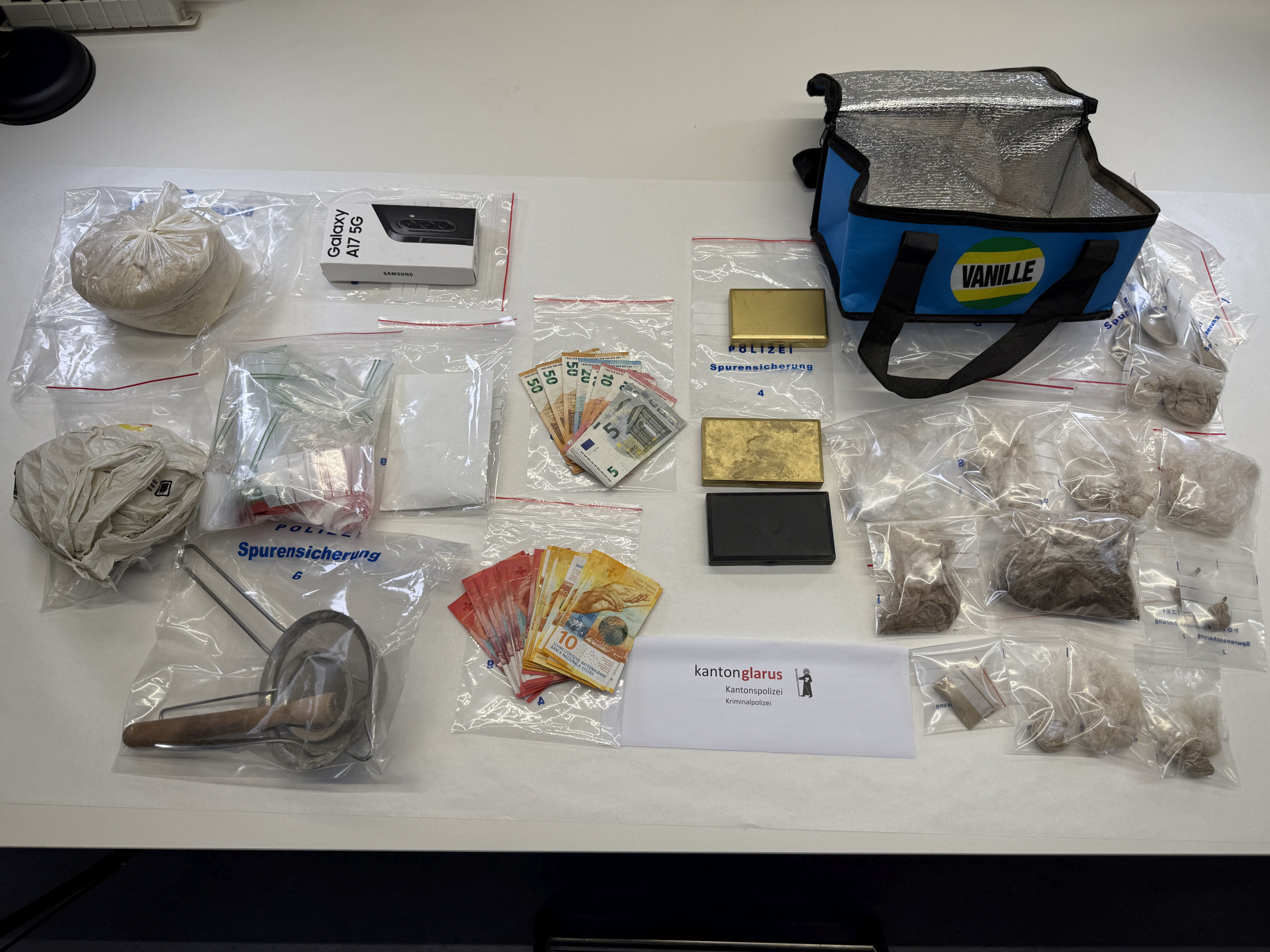 Nella borsa frigo per gelati...eroina e contanti