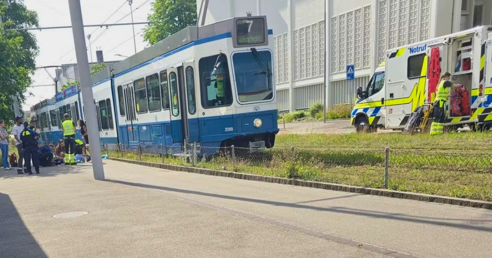 Attraversa la strada e non vede il tram in arrivo: non ce l'ha fatta un'anziana