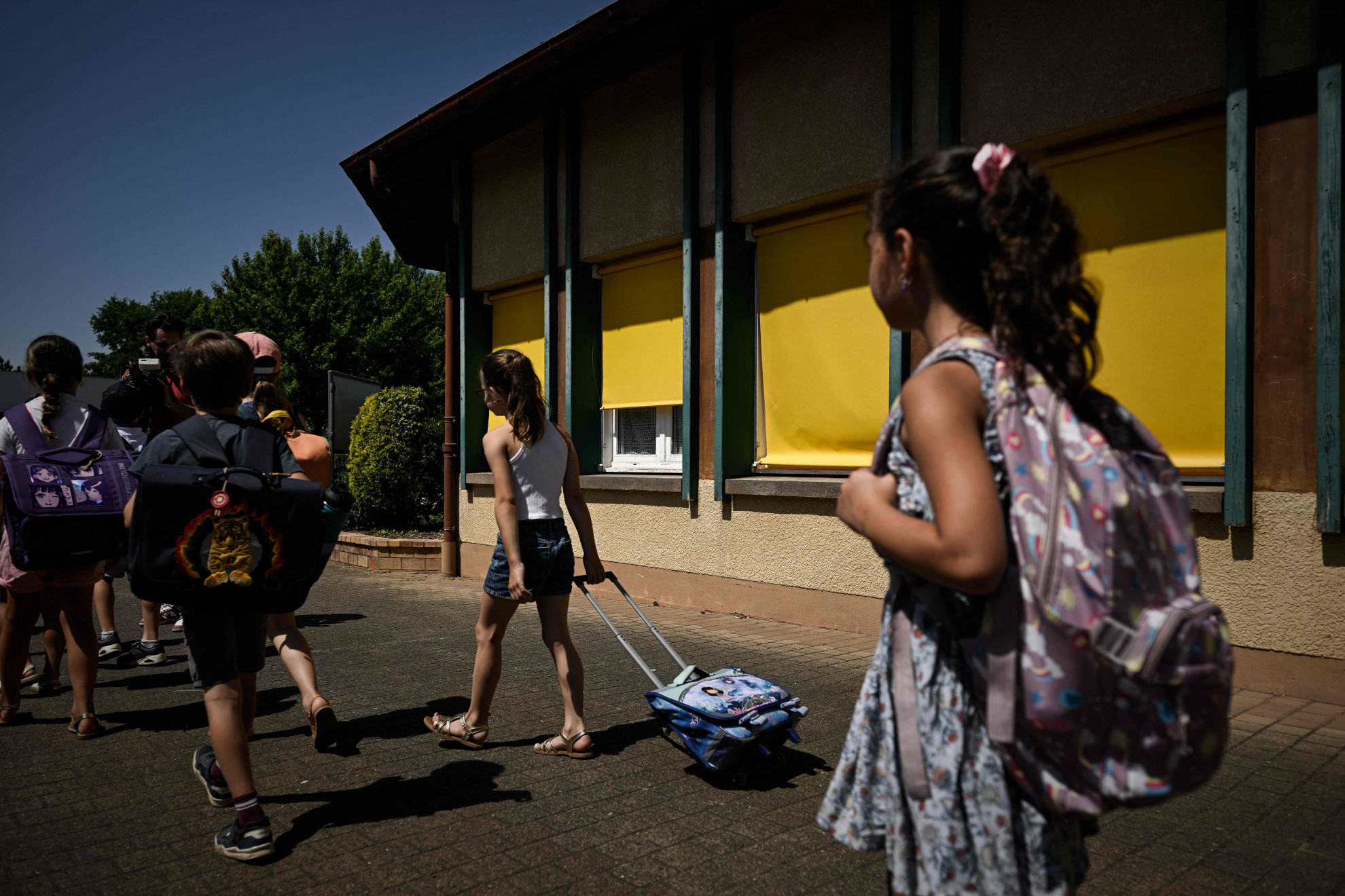 Aule oltre i 50 gradi, scuola sospesa e alunni in piscina