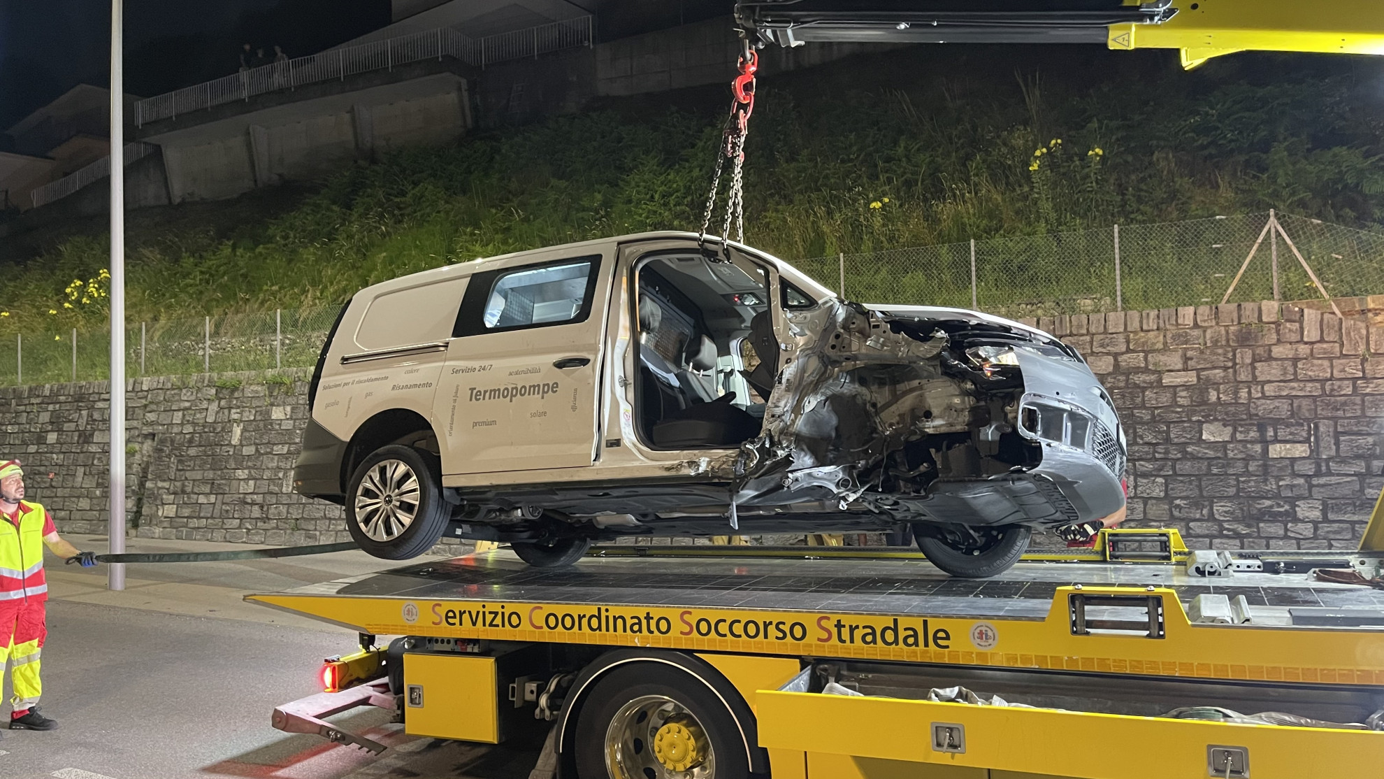 Perde il controllo e si rovescia con il furgone